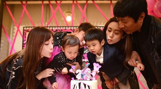 郑钧李小璐被结娃娃亲 刘云遭老鼠爬脸