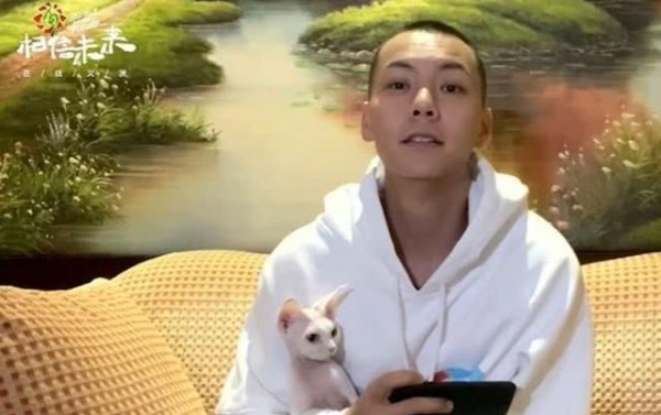 周迅参加义演排第一，清唱《天涯歌女》，路边对反光镜场面搞笑