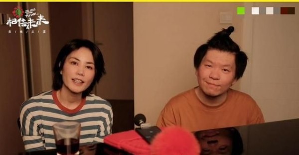 周迅参加义演排第一，清唱《天涯歌女》，路边对反光镜场面搞笑