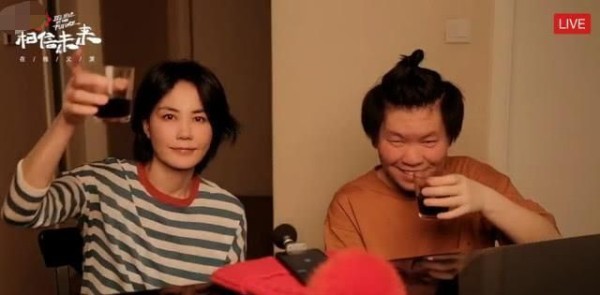 周迅参加义演排第一，清唱《天涯歌女》，路边对反光镜场面搞笑