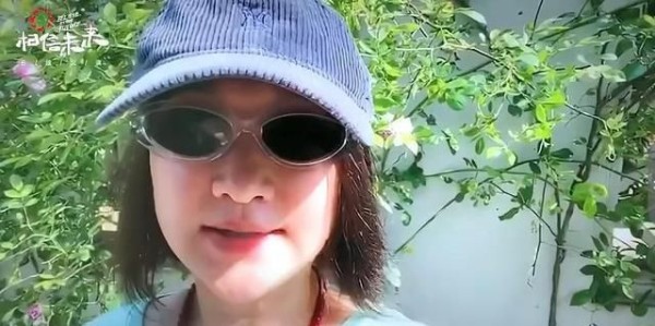 周迅参加义演排第一，清唱《天涯歌女》，路边对反光镜场面搞笑
