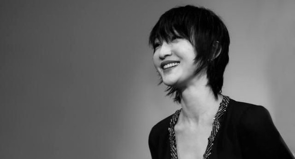 周迅参加义演排第一，清唱《天涯歌女》，路边对反光镜场面搞笑