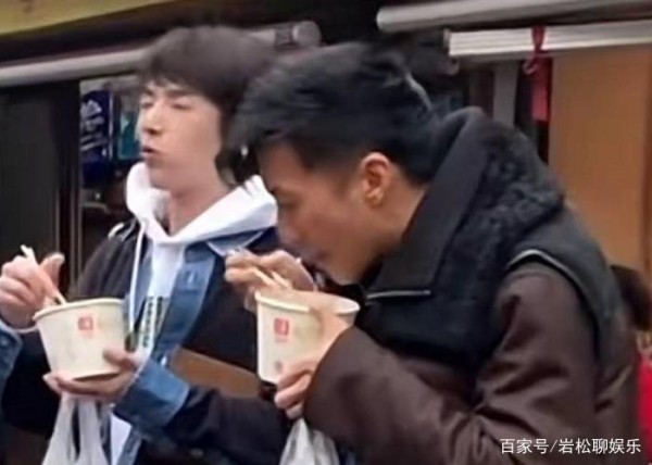 谢霆锋华晨宇在街头吃热干面，大姐称花花长得像小孩，太瘦小了