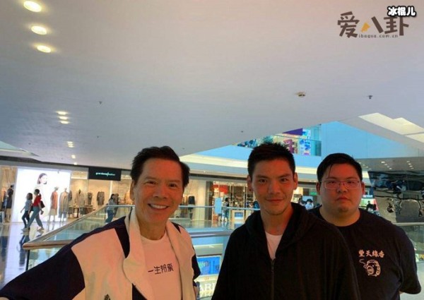 向家兄弟二人是双胞胎？向佑不出境是因为父母偏心？