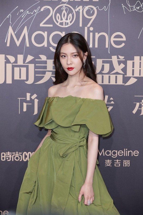 宋妍霏24次提裙揭露内娱造型乱象：美学岂能凌驾于艺人尊严