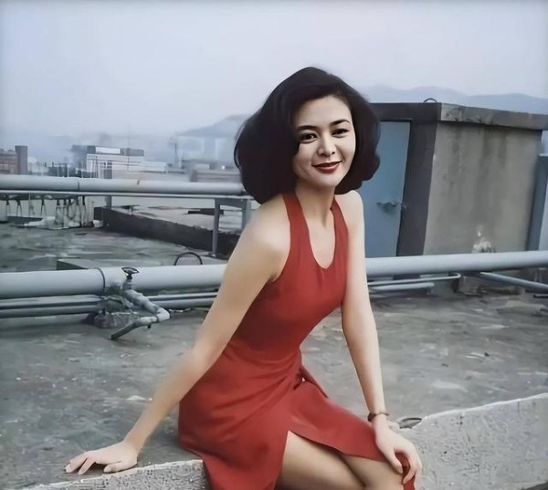 成龙三段情史：从邓丽君到吴绮莉，谁才是他真心的答案？