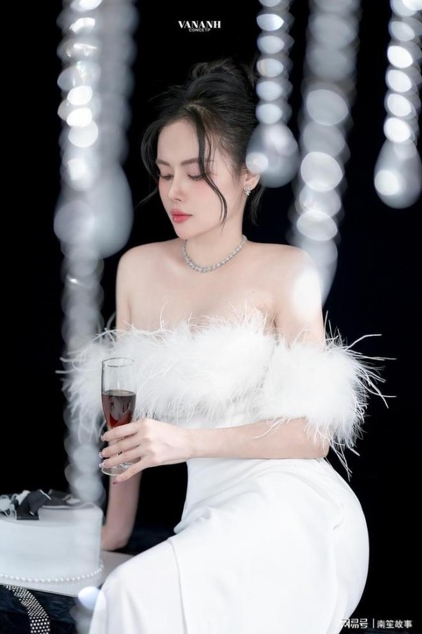 我包养过的小明星，一跃成为顶流，还在媒体面前说他喜欢我