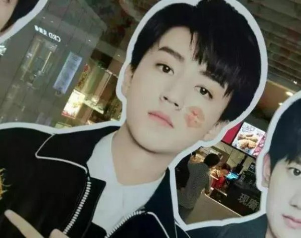 明星的人形立牌，千玺的被偷走，王俊凯的被狂亲，鹿晗得罪谁了？