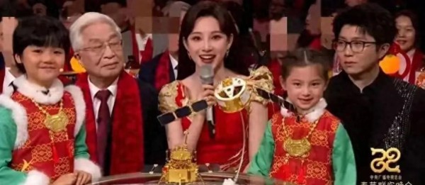 25年春晚，坐在毛不易身旁的小女孩郭遇安：低调中的大赢家