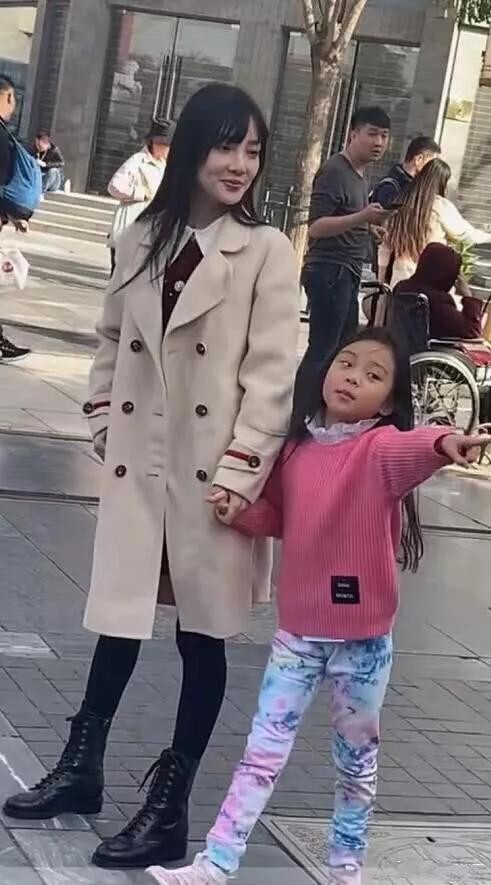 路人镜头下李小璐少女感崩塌！带女儿出街打扮时髦，甜馨变小土妞