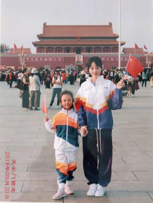 路人镜头下李小璐少女感崩塌！带女儿出街打扮时髦，甜馨变小土妞