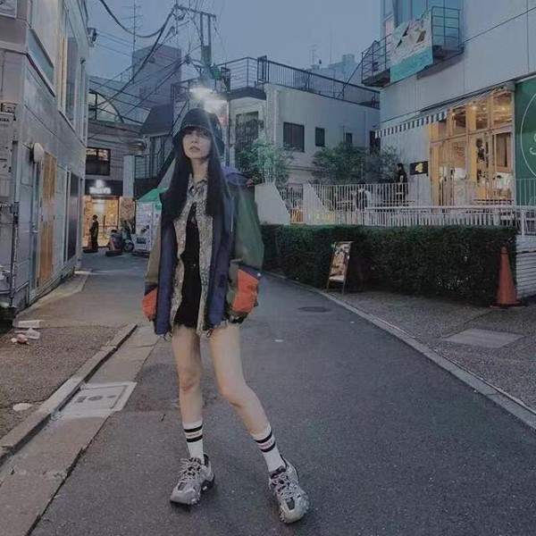路人镜头下李小璐少女感崩塌！带女儿出街打扮时髦，甜馨变小土妞