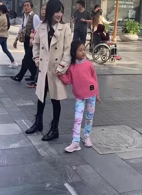 路人镜头下李小璐少女感崩塌！带女儿出街打扮时髦，甜馨变小土妞