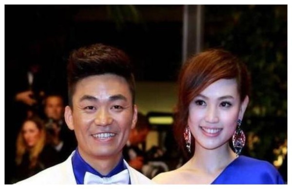 有一种惊艳叫王宝强女儿长大，当年的小土妞大变样，继承马蓉颜值