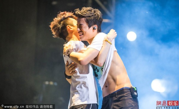 吴青峰出柜被eason强吻图片曝光 吴青峰男友刘雨凯什么关系揭秘