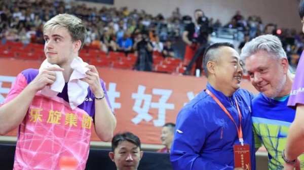 哈哈，我们被小石头和大丫头骗了，他们镜头前假装生疏，私下却亲密无间，大丫头还帮小石头纠正错误，彰显深厚情谊