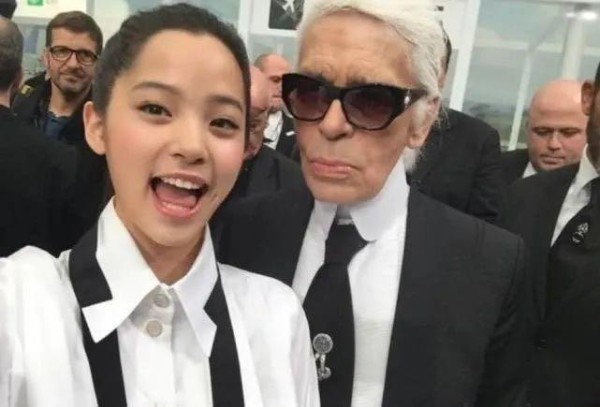 香奈儿老佛爷，和其她女星合影都是高冷脸，唯独对她主动亲吻！