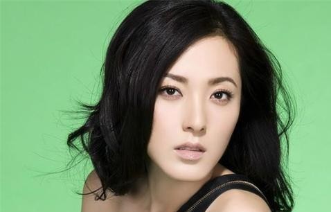 她是许多人曾经的女神，陈坤暗恋她多年，43岁曾黎依然不温不火