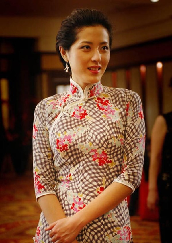 她是许多人曾经的女神，陈坤暗恋她多年，43岁曾黎依然不温不火