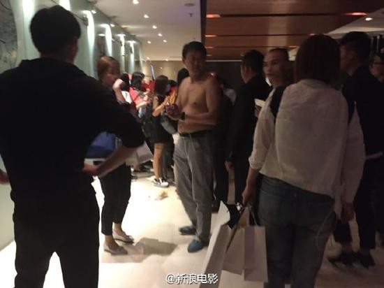 今年上海电影节《夏有乔木》发布会上，媒体排队领证入场，近百米的媒体队伍，周围已被黄牛包围，疑似黄牛为了抢媒体入场证，跑签到台抓了把东西就跑，被现场安保摁住，把上衣体恤撕成碎片，结果只是抓了一叠新闻通稿。