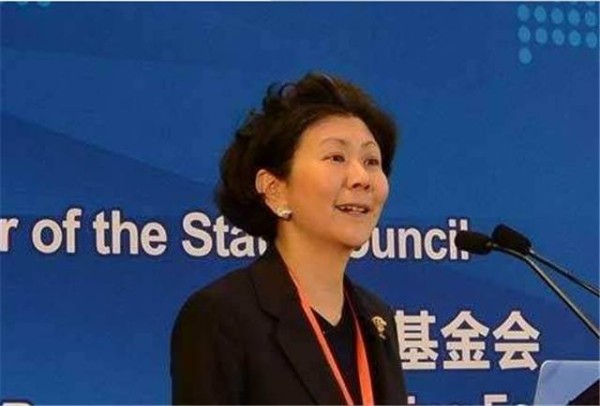 她当年和大33岁李嘉诚牵手，豪车出行，但因儿子反对，未嫁李家！