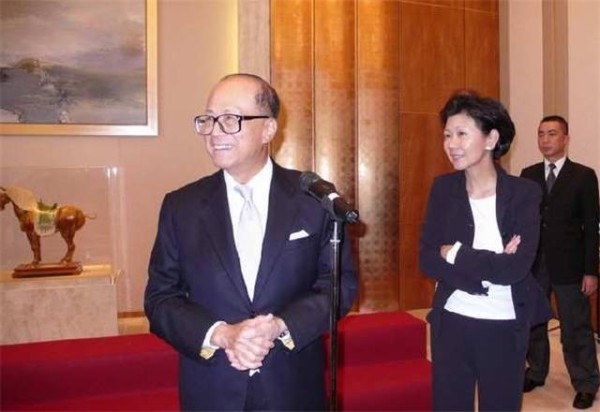 她当年和大33岁李嘉诚牵手，豪车出行，但因儿子反对，未嫁李家！