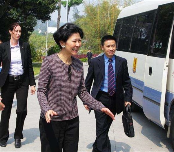 她当年和大33岁李嘉诚牵手，豪车出行，但因儿子反对，未嫁李家！