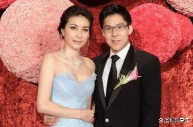 霍启刚郭晶晶牵手看电影庆祝结婚 11 周年，网友：我又相信爱情了