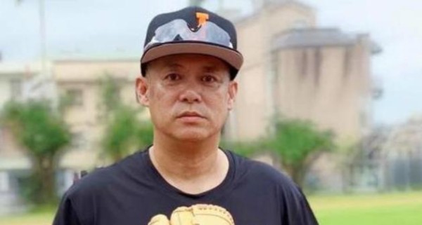 他曾是一线主持人，负债600万后，如今沦落到卖柚子为生