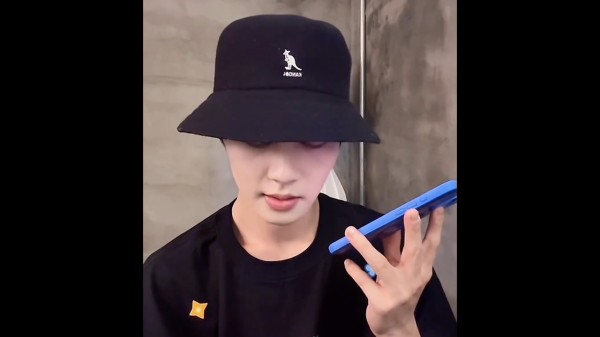 柯淳直播被私生打电话验证是不是本人，柯淳还说是粉丝！真的挺好的