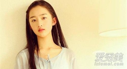 邓恩熙的父母是谁 邓恩熙个人资料家庭背景 为啥被黑像21岁
