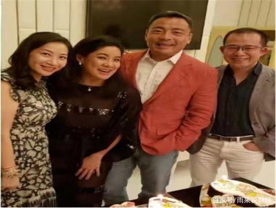 姑姑是女明星汤盈盈，父亲是亿万富豪，丈夫每年工资还高达4亿多