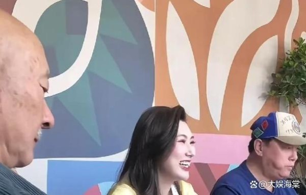 陈佩斯和家人一起聚餐，妹夫是赵子龙张山，外甥女又白又漂亮