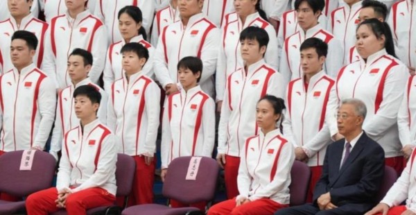 参加仪式迎来众多熟悉面孔，雷军王星等企业家与甄子丹姚明同场出现，体育明星和奥运冠军纷纷到场观礼彰显荣耀与实力