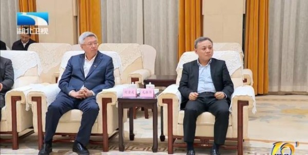 雷军回武汉开会，C位让给了谁？“东升哥”现身让他甘愿退让