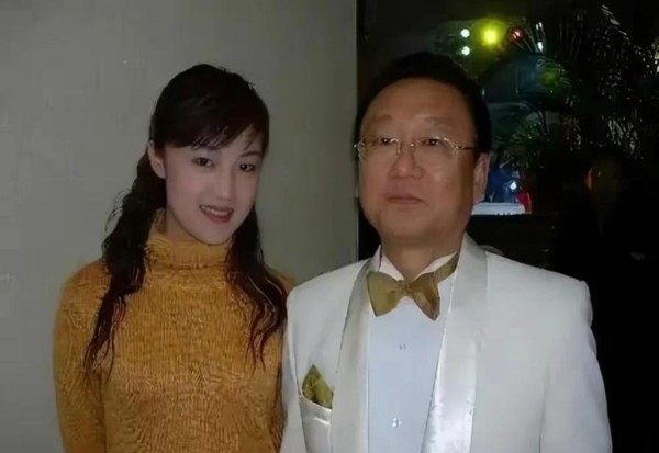 优雅旭日：2010年，蒋大为的经纪人姚曼向媒体爆料：“我其实是他的情人，借给他90万，但他现在不承认了！”这则新闻如同炸弹般，瞬间引爆了舆论。蒋大为，这位家喻户晓的男高音歌唱家，他的艺术成就毋庸置疑，但他的人生却并非一帆风顺。

他成名于上世纪七八十年代，那时的《在那桃花盛开的地方》和《敢问路在何方》传遍大江南北，他每场演出费用高达25万，年收入轻松过千万。然而，2001年，事业正红火的蒋大为却选...