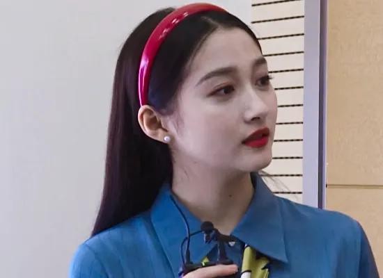 关晓彤玩猜人名游戏，谁注意她怎么喊吴磊的？事后慌忙道歉