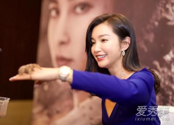 李冰冰直播玩蜘蛛是怎么回事 李冰冰在哪里直播？