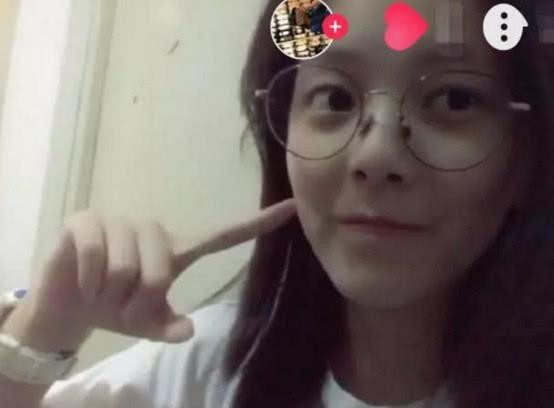 抖音“虎牙妹”一条视频获粉百万，看到她的素颜时，网友：王俊凯
