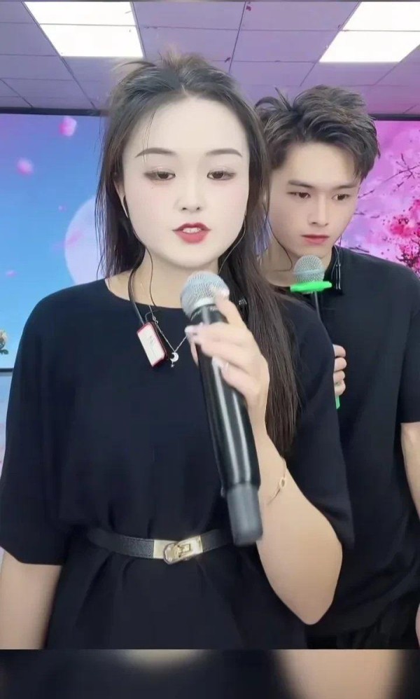 虎牙妹收粉丝金话筒，直播秒答谢，提幺哥惹热议