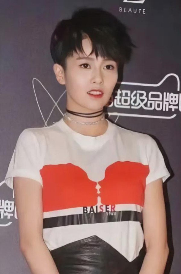 早期的白鹿现身活动看得出来她有一点点害羞。