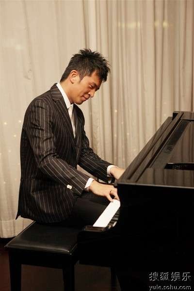 郭家铭弹奏钢琴