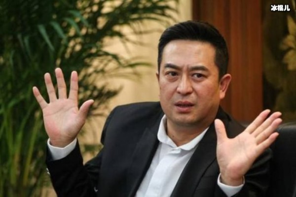 他与张嘉译关系匪浅，多次搭戏都没火如今登上央视顺利走红