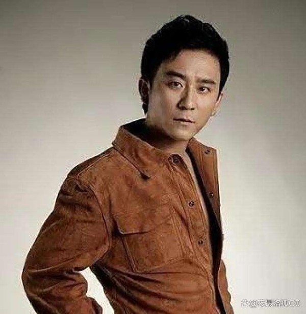 赵毅帅气演技好，49岁未婚，与老母相伴
