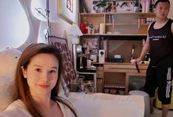 球星徐云龙与妻子久违亮相！娇妻颜值逆天，身材完全不输超模
