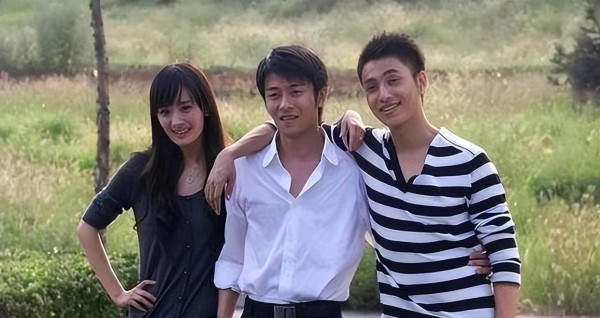 母亲为导演，干妈亦是导演，二十年未红的他，改名后突然走红
