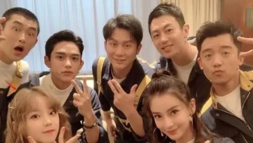 她因追星跑到韩国当练习生，出道后狂追偶像，今参加跑男走红！