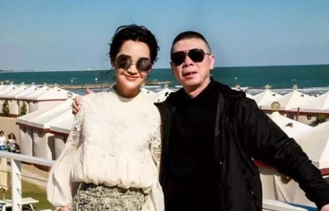 嫁给军人的4位女星：张馨予幸福，胡可美满，最后一对令人向往