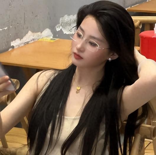 00后女孩神似刘亦菲走红，4条视频涨粉20万，但令人恶心的一幕出现了！