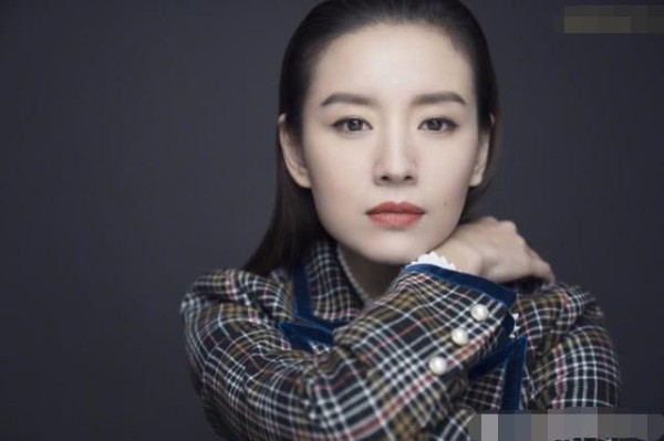 松口姐弟恋 避谈潘粤明 董洁想重新开始为啥黑粉总纠结她的过去